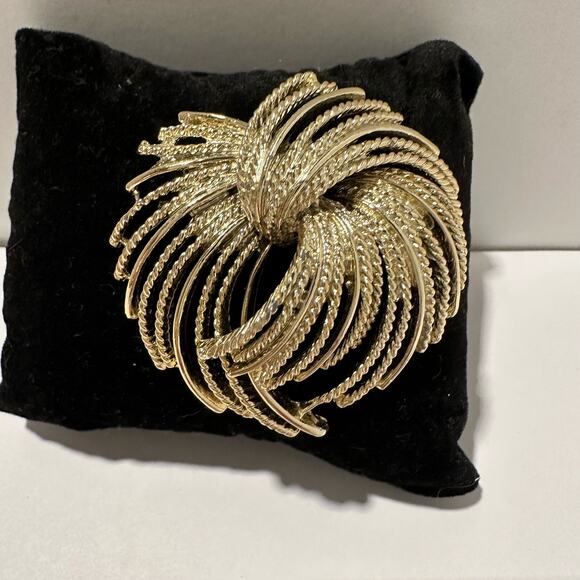 Gold Tone‎ Brooch Pin Swirl Design Statement Jewelry Vintage Style - Picture 1 of 8